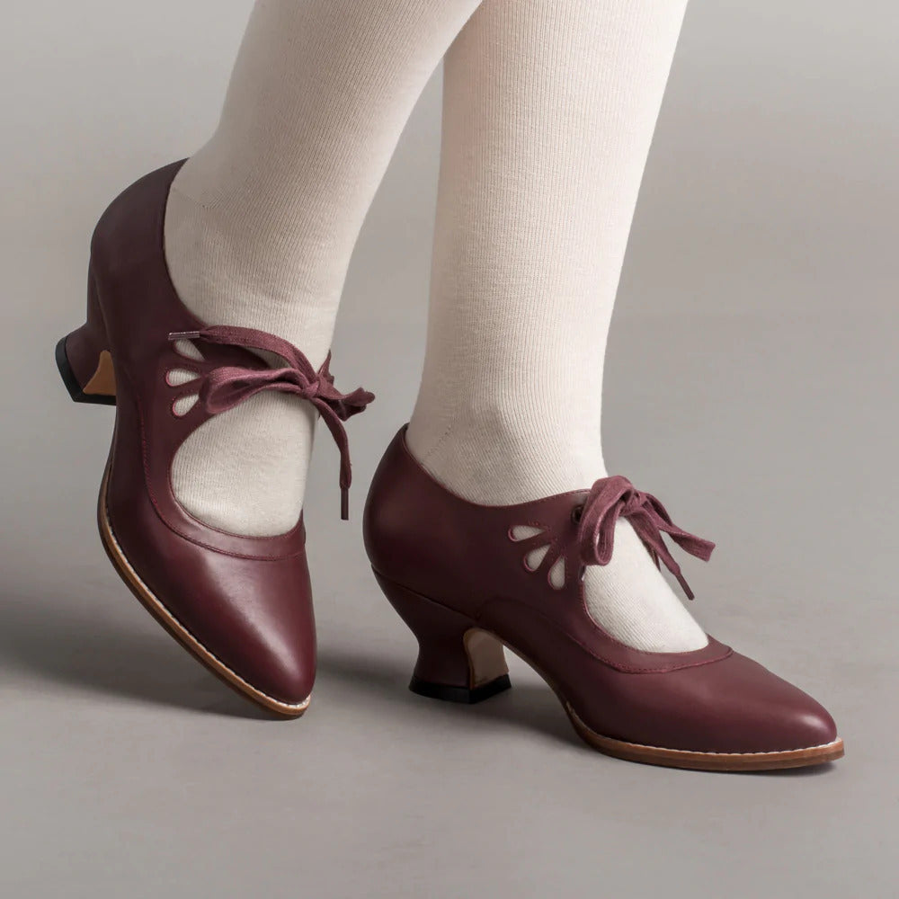 LARA | Retro Hakken met Elegante Veters