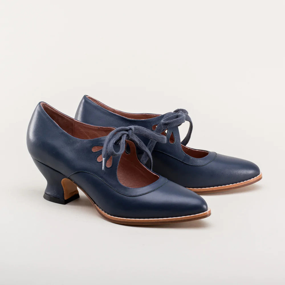 LARA | Retro Hakken met Elegante Veters