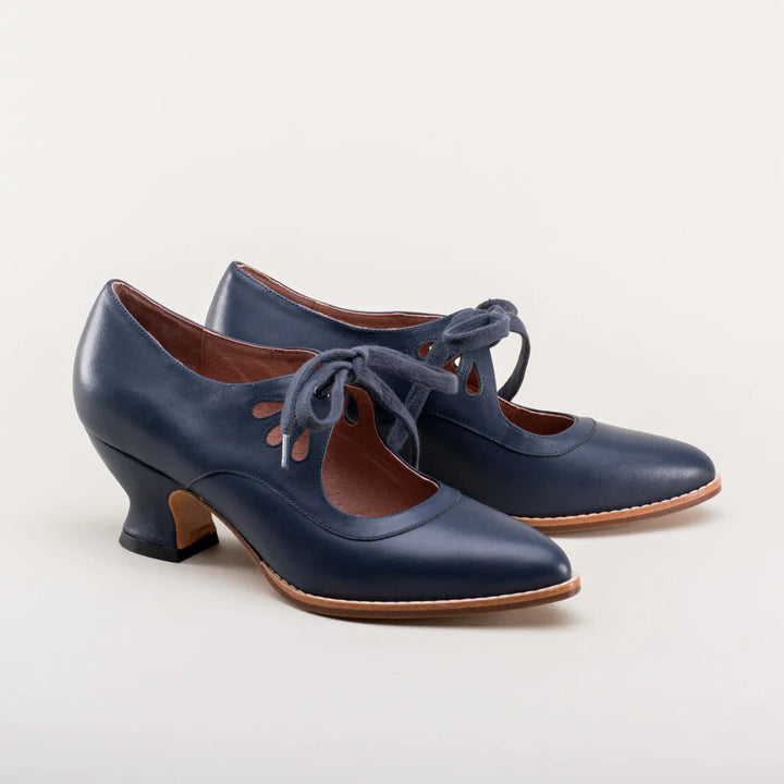 LARA | Retro Hakken met Elegante Veters