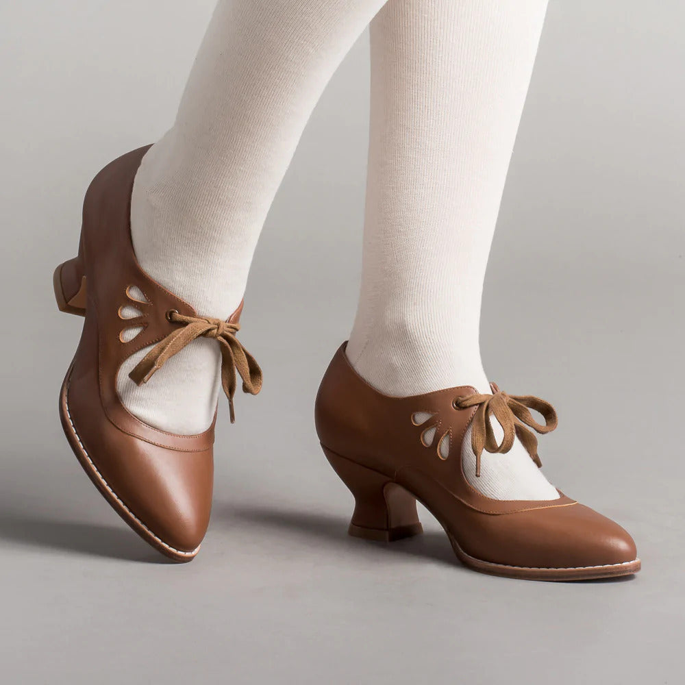LARA | Retro Hakken met Elegante Veters