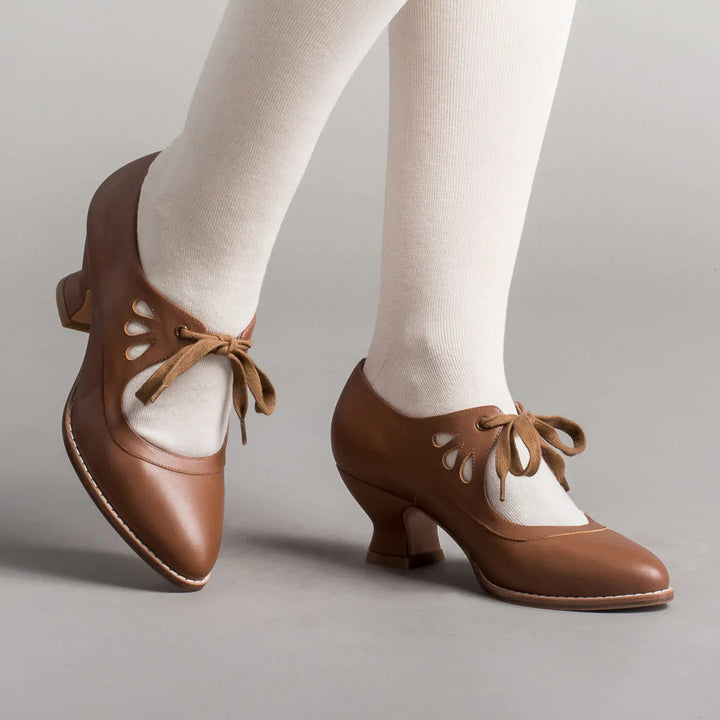 LARA | Retro Hakken met Elegante Veters
