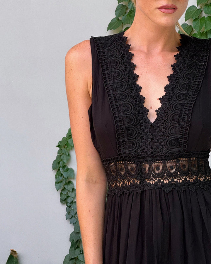 LISA | Mouwloze Midi Jurk met V-hals en Delicate Kantdetails