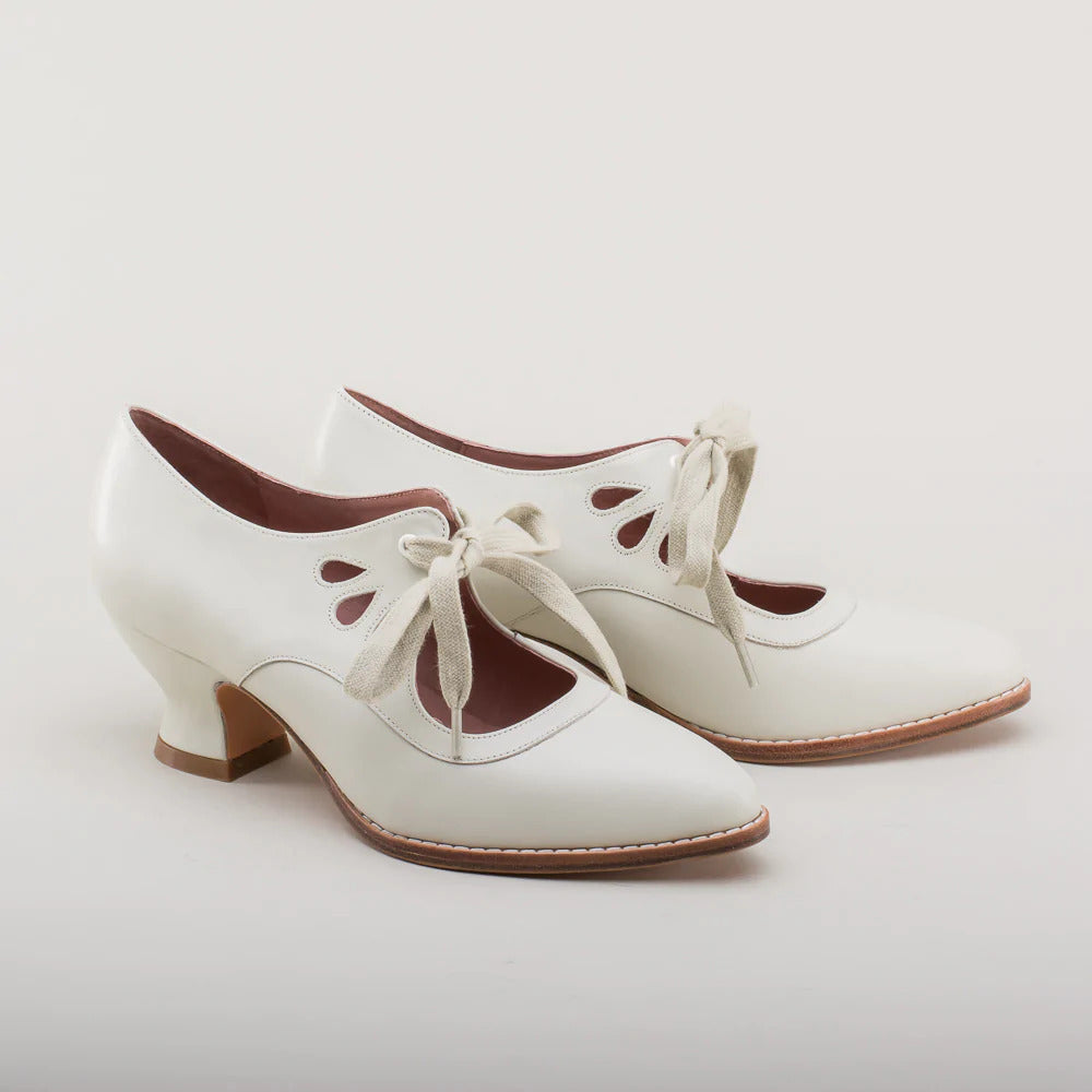 LARA | Retro Hakken met Elegante Veters