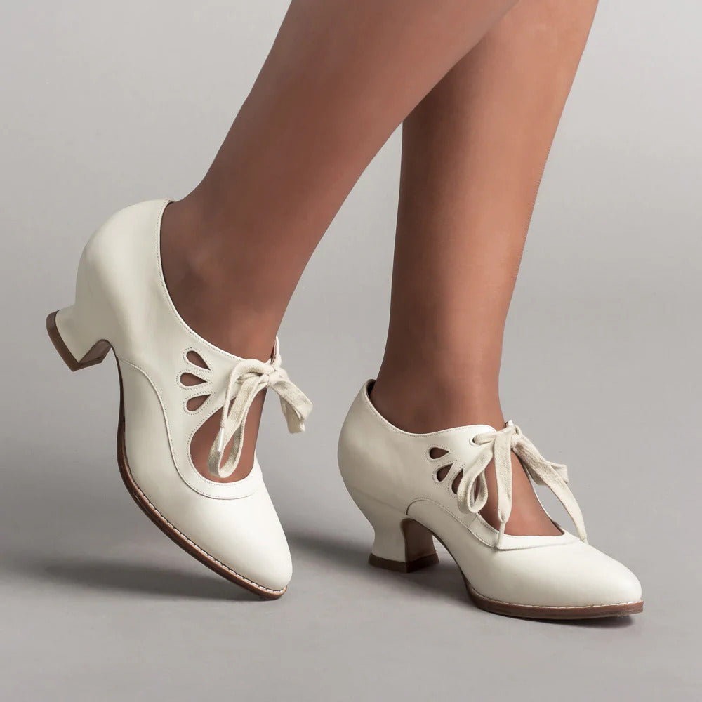 LARA | Retro Hakken met Elegante Veters