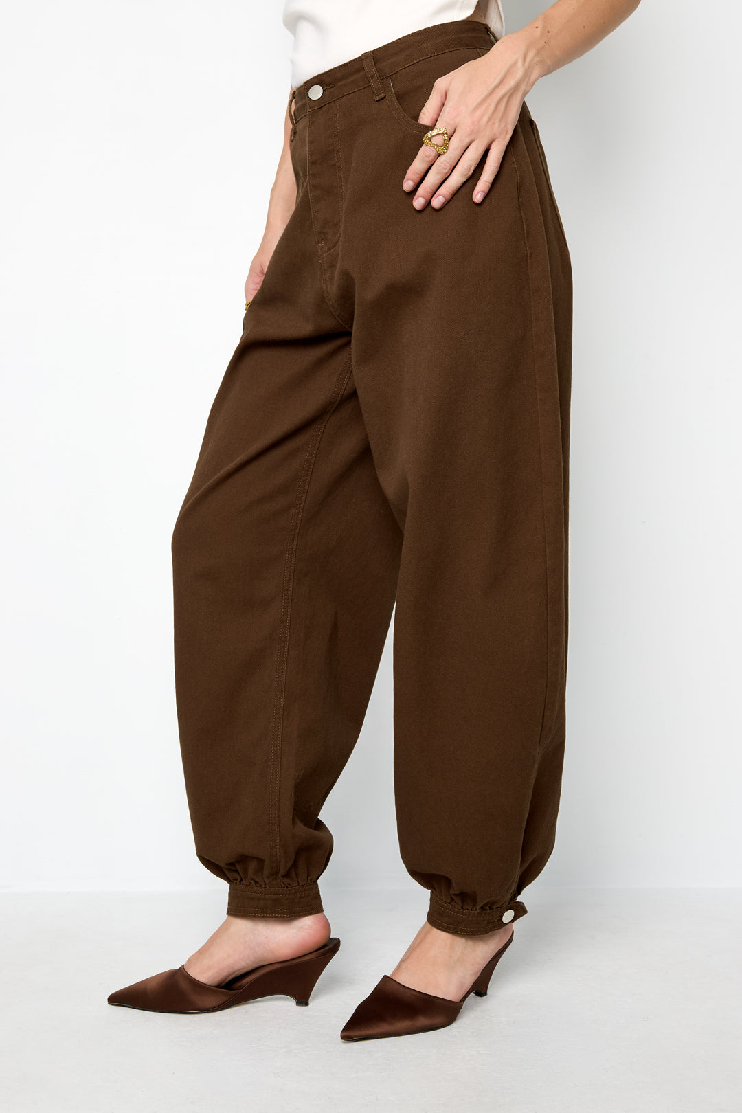 Ballonjeans met knoopsluiting aan de onderkant