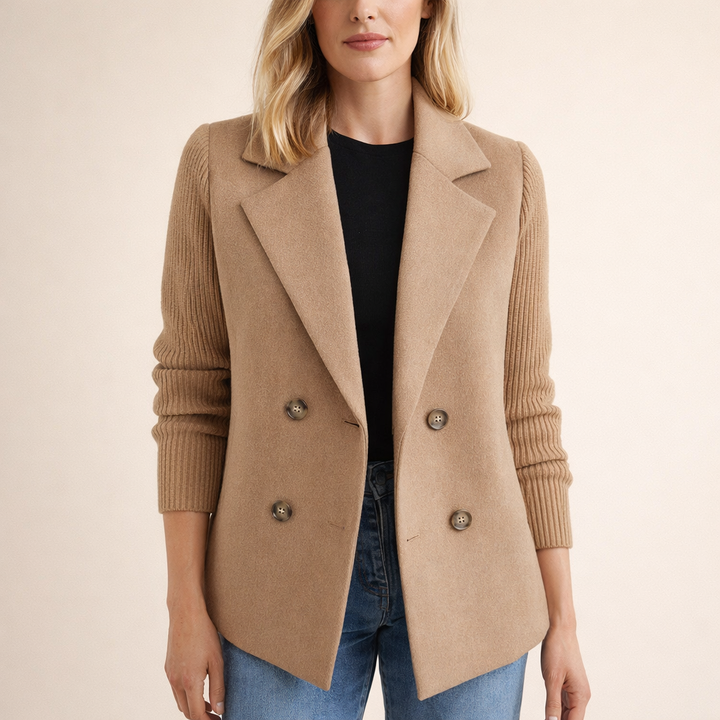 FARA | Dubbelrijig Vest met Gebreide Mouwen voor Stijl en Comfort