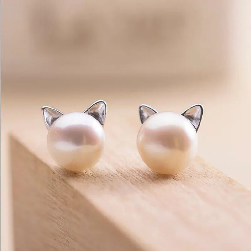 Oorbellen met knoop in sterling zilver met katvormige parel