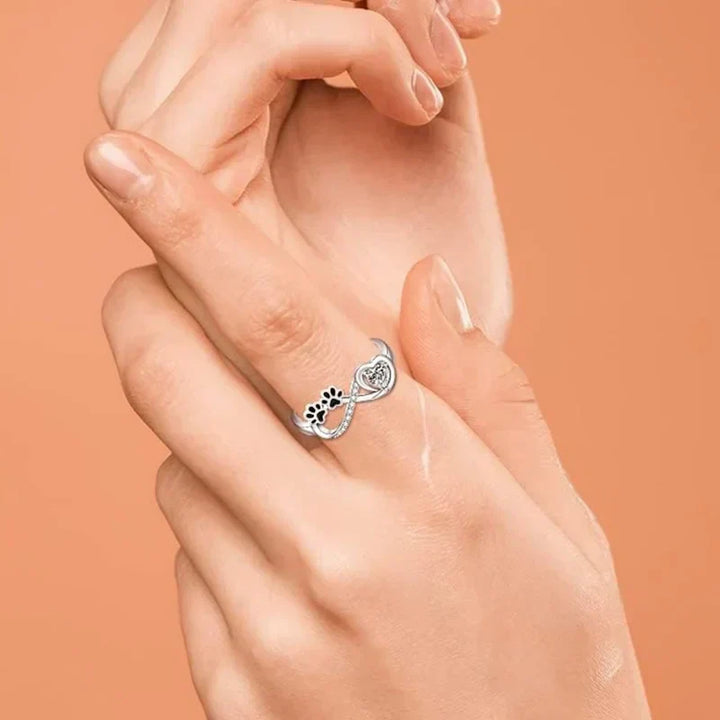 Ring met zirconia in de vorm van een pootje met een ontwerp in de vorm van een hart en oneindigheid