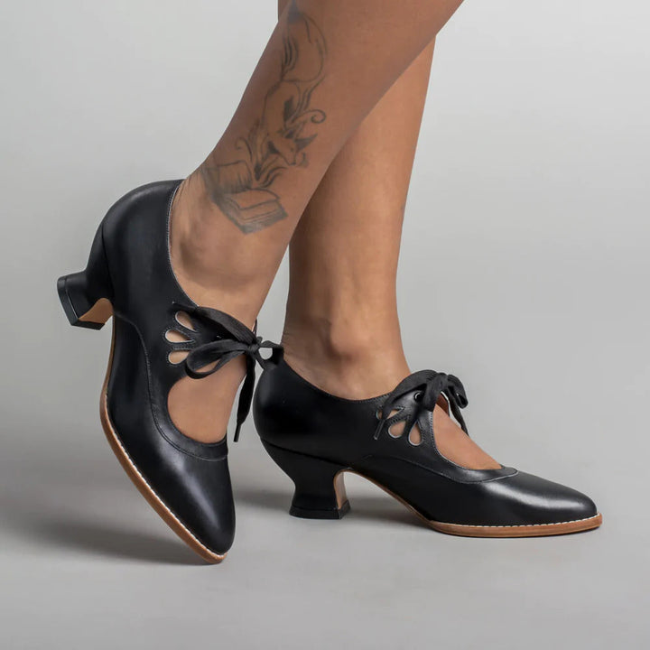 LARA | Retro Hakken met Elegante Veters