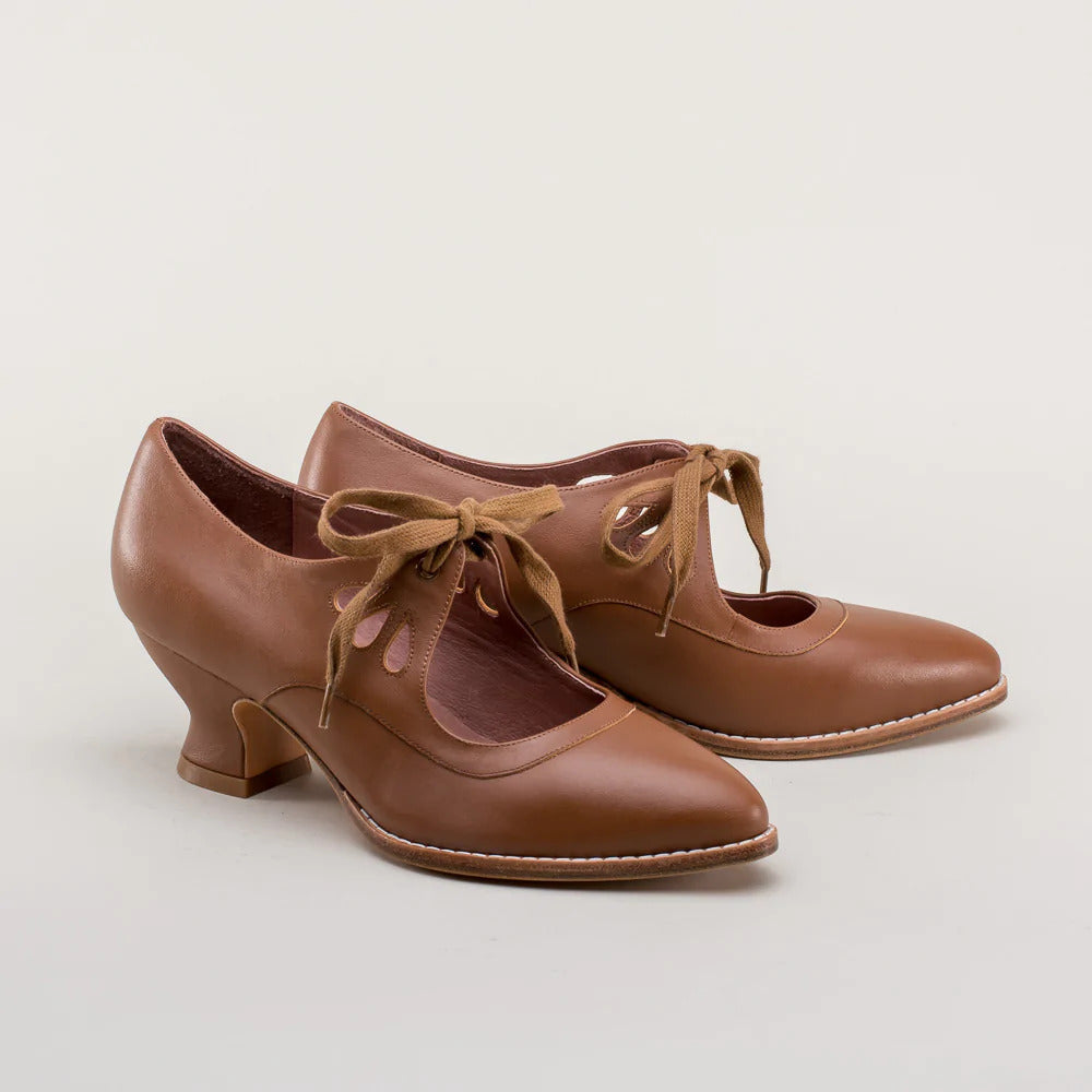 LARA | Retro Hakken met Elegante Veters