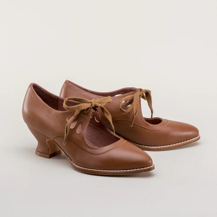 LARA | Retro Hakken met Elegante Veters