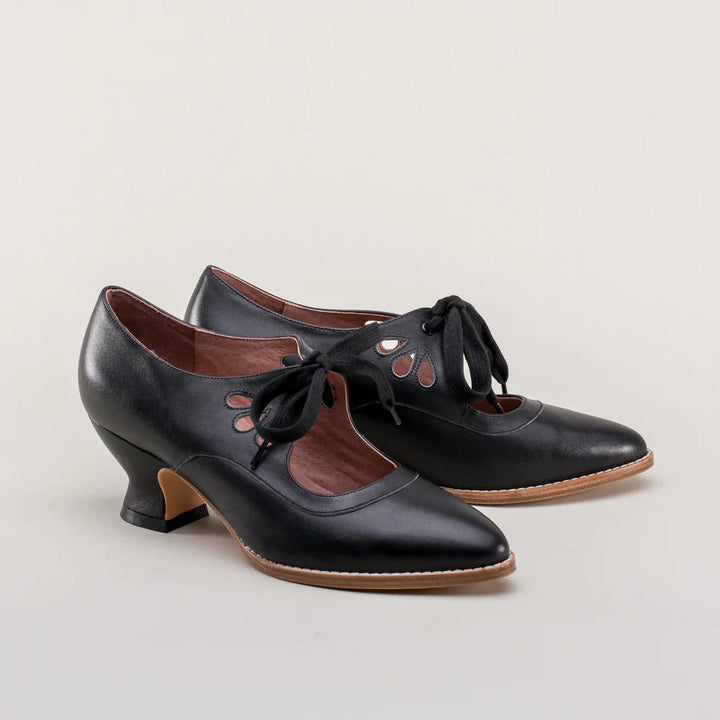 LARA | Retro Hakken met Elegante Veters