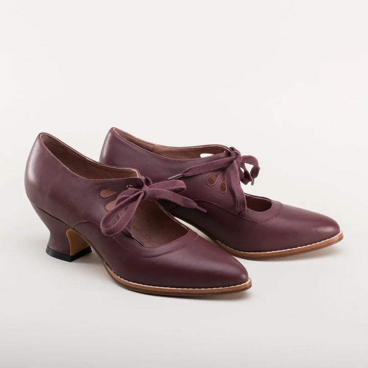 LARA | Retro Hakken met Elegante Veters