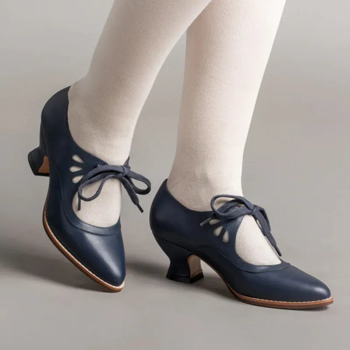 LARA | Retro Hakken met Elegante Veters